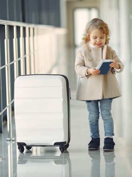 travel-with-kids-airport-e1646036224444